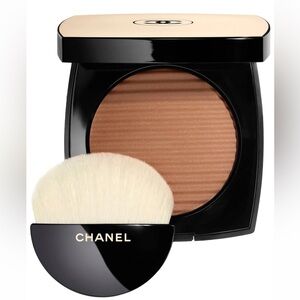 CHANEL Les Beiges Healthy Glow Luminous Color Medium Light moderately warm-toned
